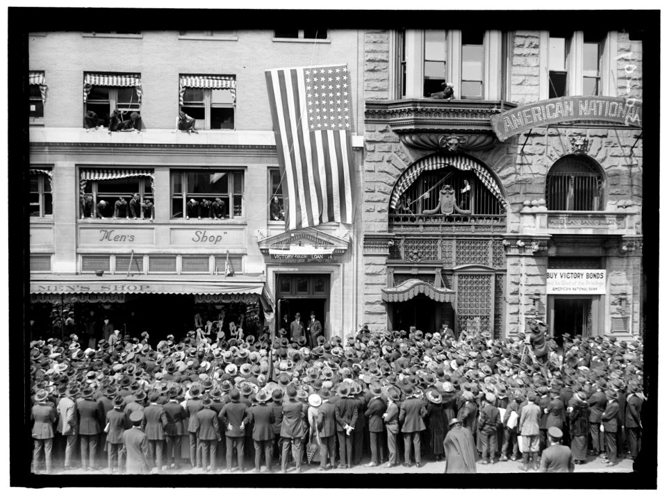 SHIPPING BOARD, U.S. EMPLOYEES IN FRONT OF BUILDING LCCN2016869868