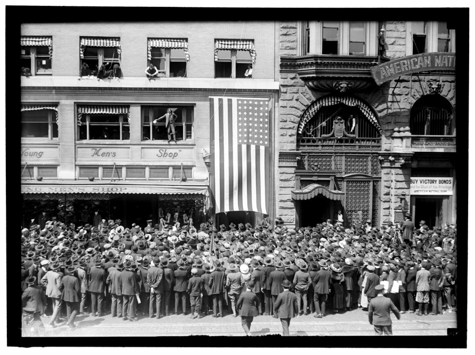 SHIPPING BOARD, U.S. EMPLOYEES IN FRONT OF BUILDING LCCN2016869862
