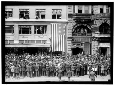 SHIPPING BOARD, U.S. EMPLOYEES IN FRONT OF BUILDING LCCN2016869862