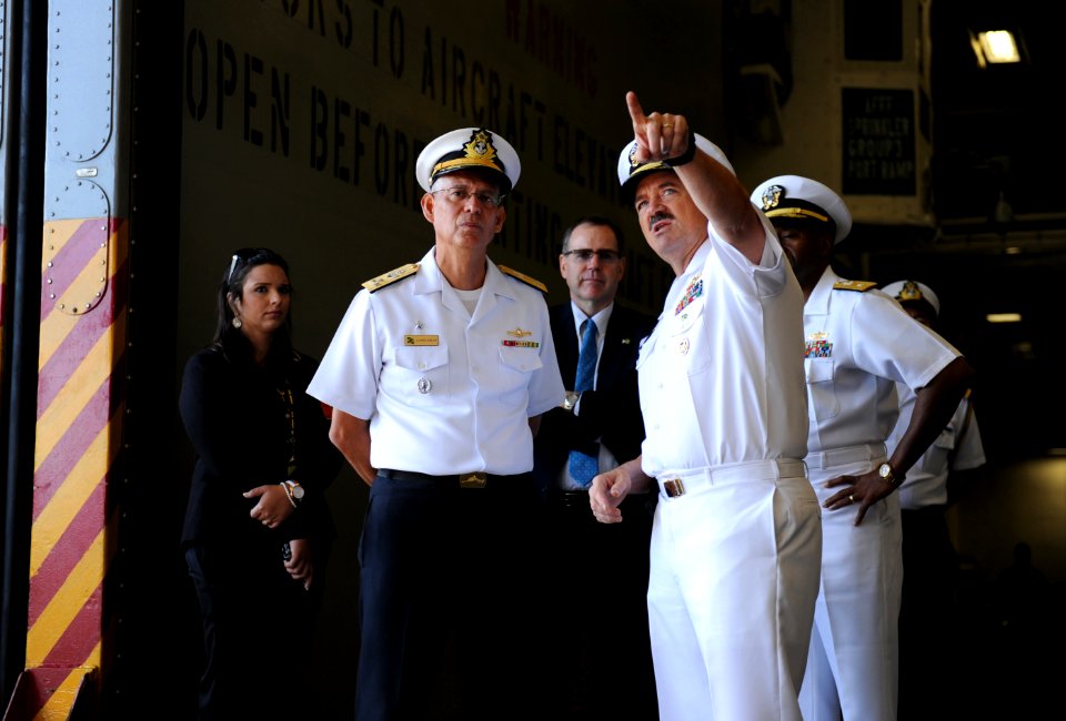 Ship tours, Aug. 6 140806-N-FR671-142