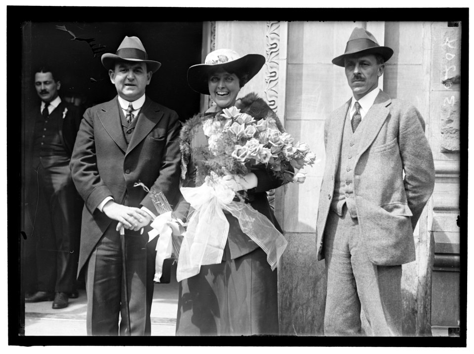 SHIPPING BOARD, U.S. RAYMOND B. STEVENS, RIGHT, VICE-CHAIRMAN OF BOARD, AT THE ENTRANCE WITH SINGER, AND LIBERTY LOAN DRIVE LCCN2016869864