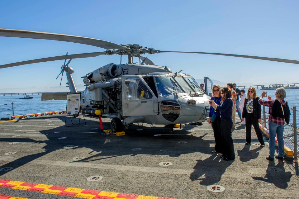 Ship tours, Aug. 7 140807-N-EV723-054