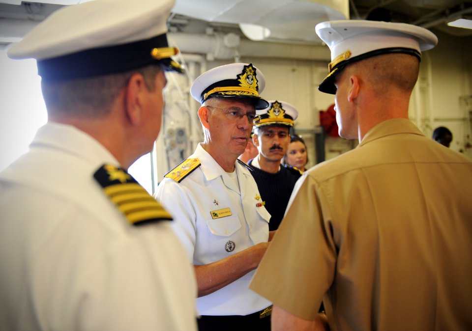Ship tours, Aug. 6 140806-N-FR671-130