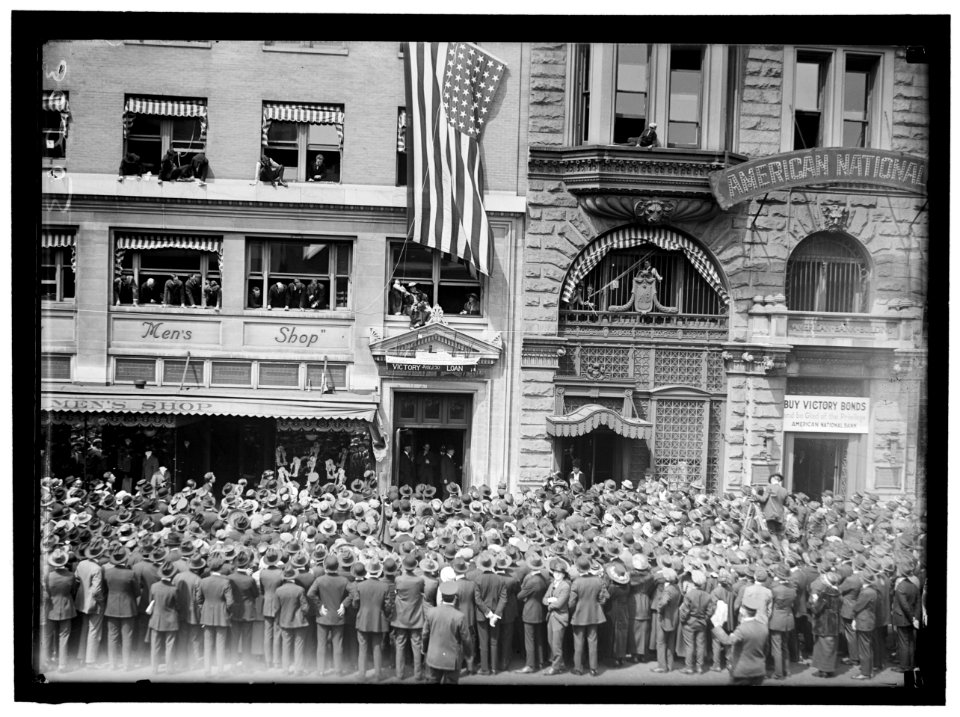 SHIPPING BOARD, U.S. EMPLOYEES IN FRONT OF BUILDING LCCN2016869863