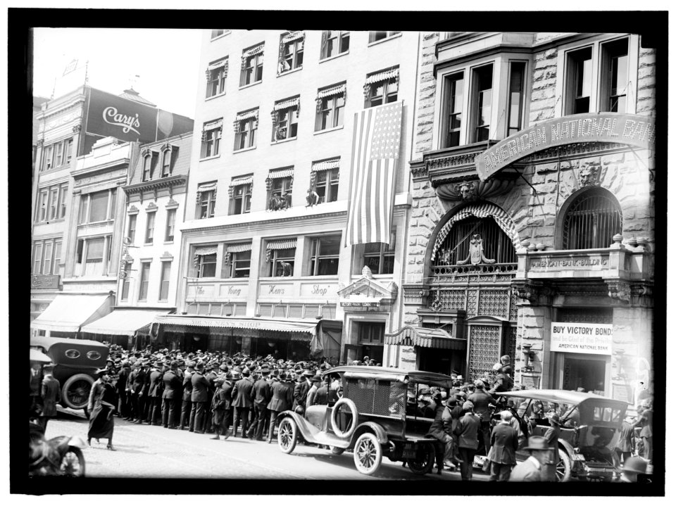 SHIPPING BOARD, U.S. EMPLOYEES IN FRONT OF BUILDING LCCN2016869860