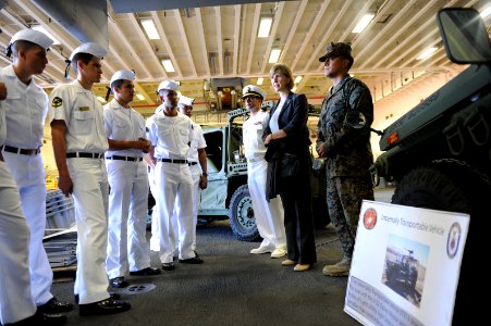 Ship tours, Aug. 6 140806-N-FR671-449