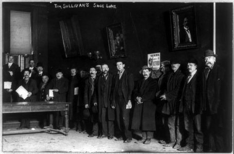 Shoe line - Bowery men waiting for shoes - a gift from Tim Sullivan LCCN2005686634