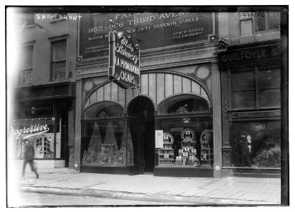 Shop front LCCN2014702856