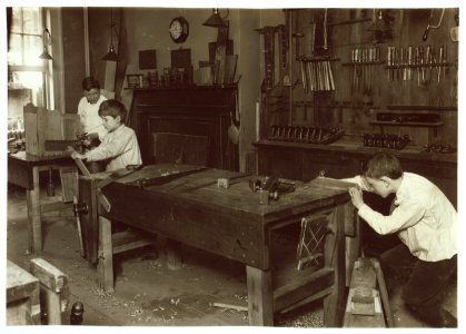 Shop work, Henry St. Settlement. May 1910. LOC nclc.05452