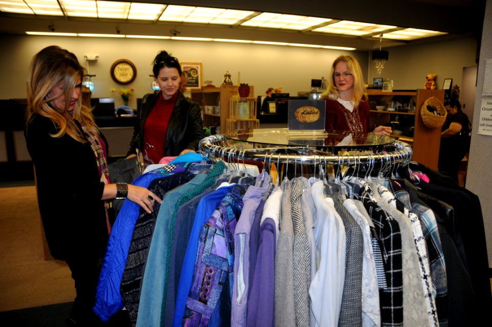 Shopping, volunteering go together at shop (8652063185)