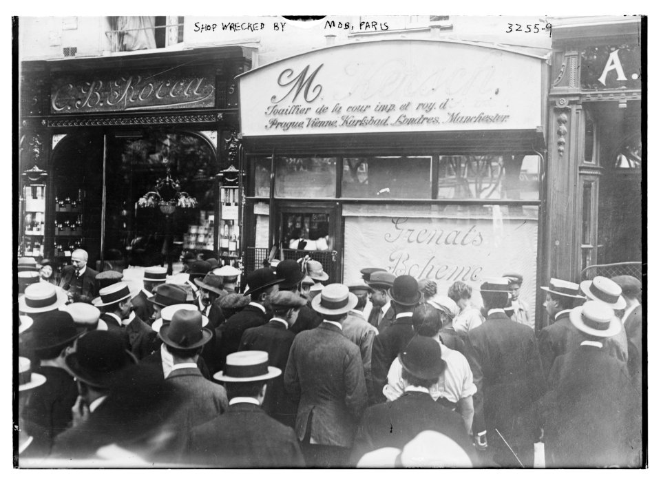 Shop wrecked by mob, Paris LCCN2014697727