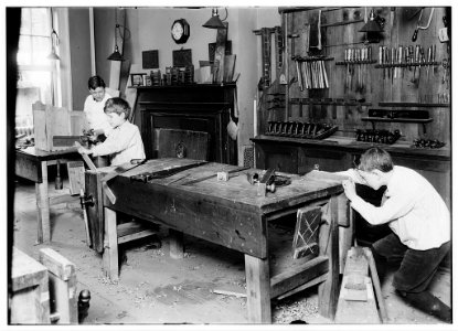 Shop work, Henry St. Settlement. May 1910. LOC nclc.05452