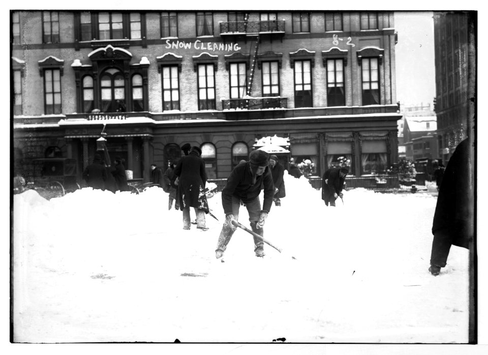 Shoveling snow, New York LCCN2014680048