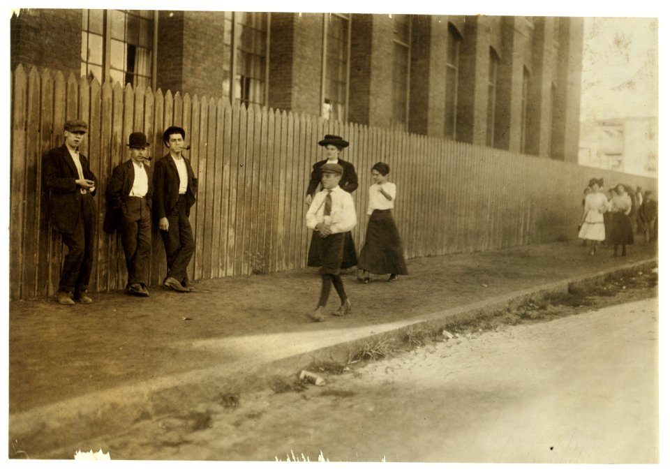 Shots at the young workers going in to Ayer Mill, 6-30 to 7 A.M., Sept. 11, 1911. All work. LOC nclc.02208