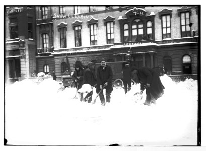 Shoveling snow, New York LCCN2014680045