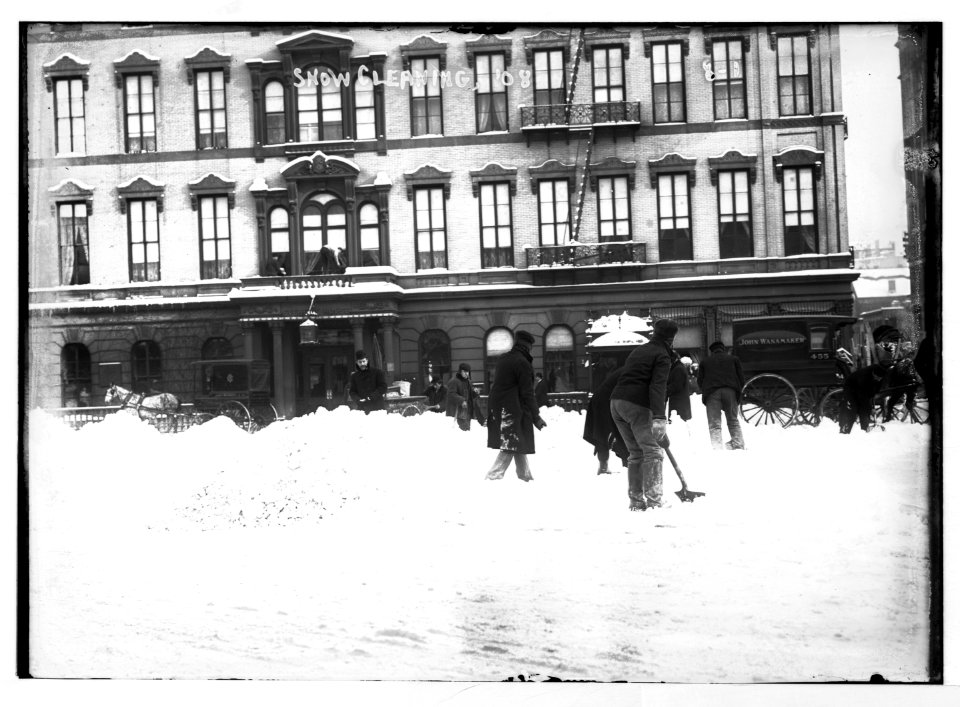 Shoveling snow, New York LCCN2014680047