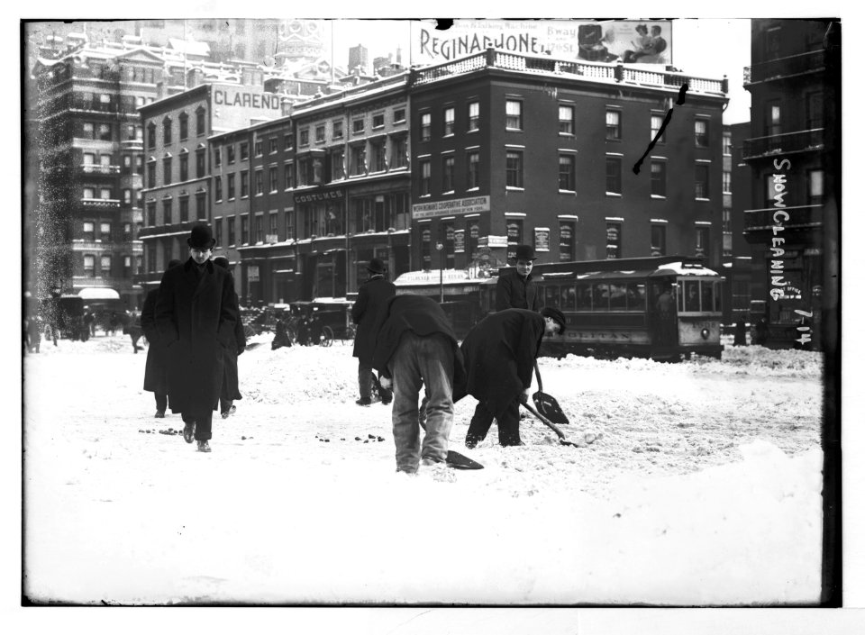 Shoveling snow, New York LCCN2014680046