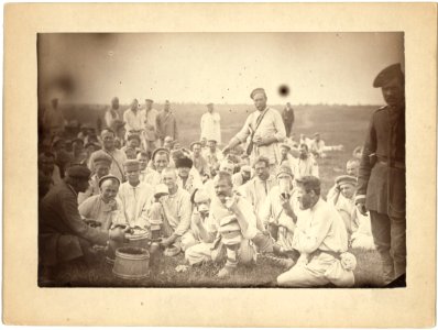Siberian convicts taking lunch by the roadside (common criminals) LCCN99615459