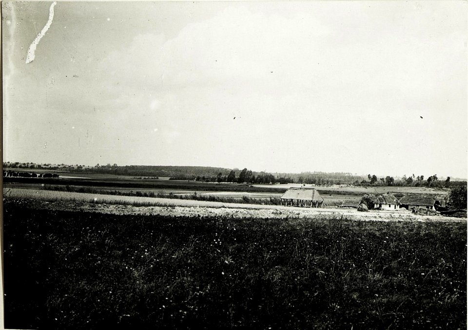 Sicht auf eigene Stellungen bei Helenòw und nordwestlich davon. Links die Chaussée nach Radom, rechts der Ort Helenòw. Im Hintergrund eigener Angriffsraum. (BildID 15590162)