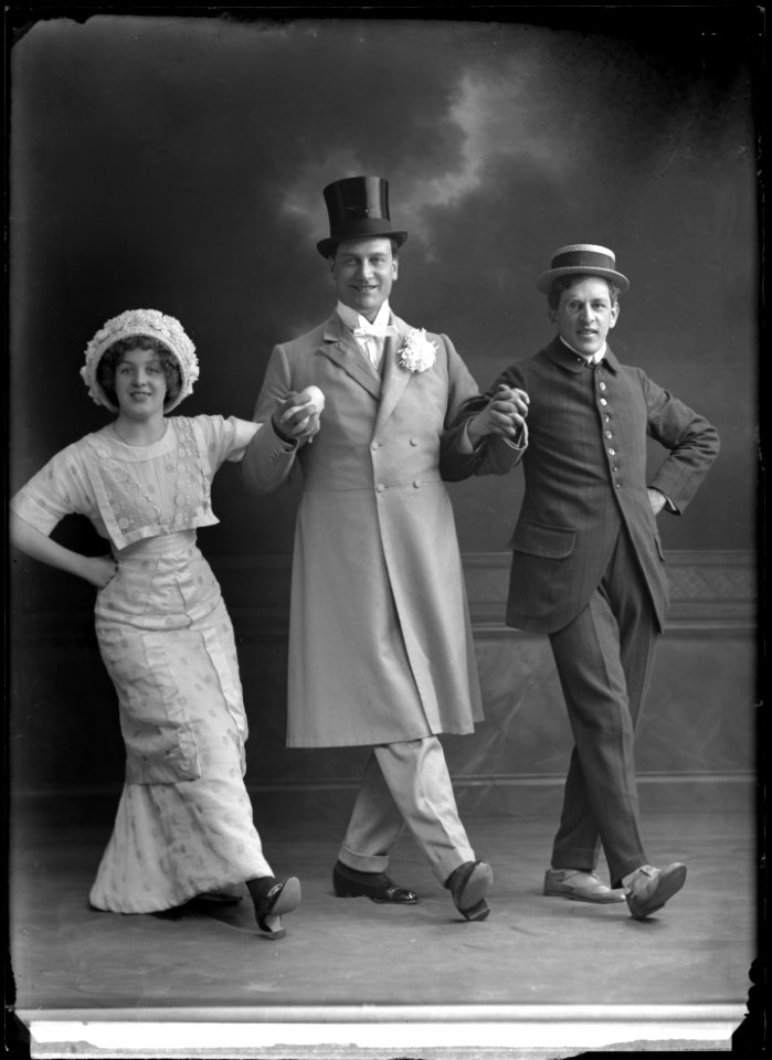 Sickan Castegren, Oscar Textorius and Ivar Kåge in Huller om buller at Djurgårdsteatern 1911 - SMV - NT020