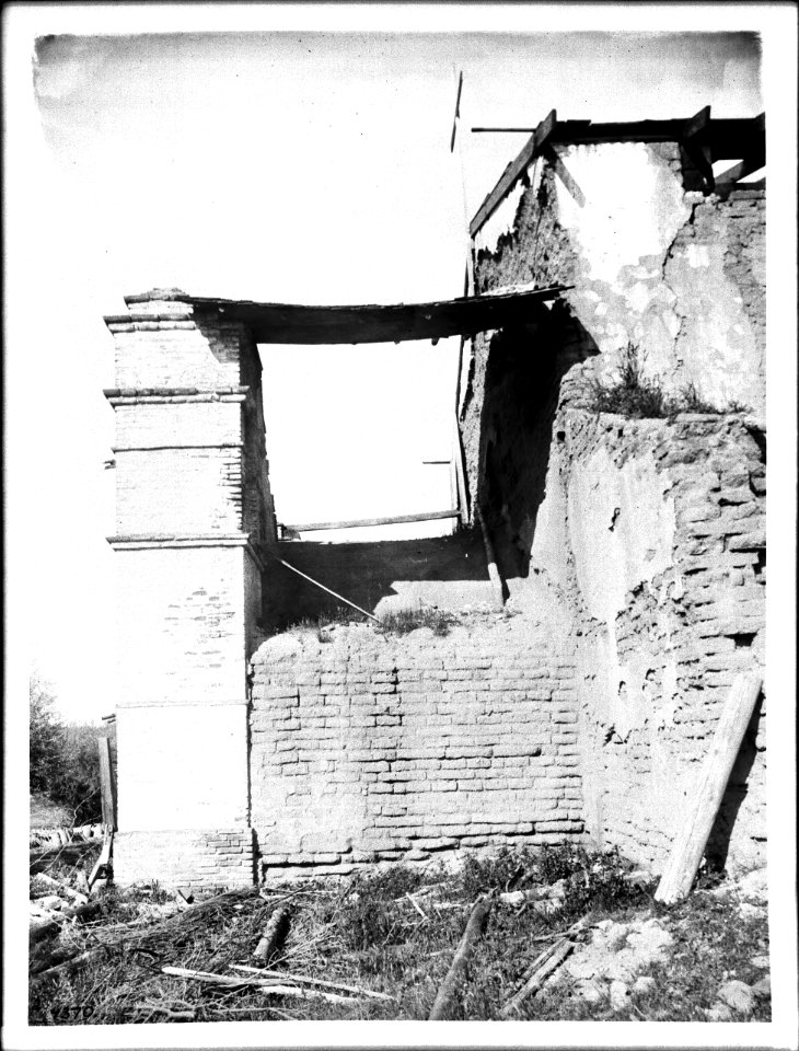 Side view showing wall connecting the brick fachada to the main church of Mission San Antonio de Padua, California, ca.1906 (CHS-4370)