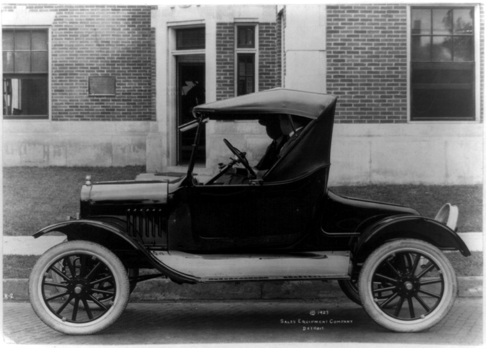 Side view of a Ford roadster LCCN95500817