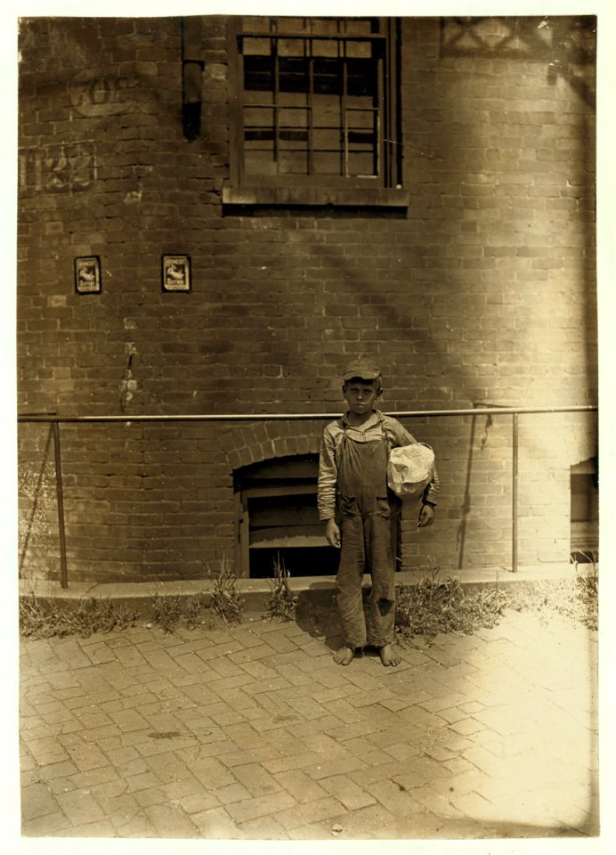 Sidney Ashcraft, 10 years old, 517 Hannibal St., N., Cincinnati. Bundle Carrier. LOC cph.3c19631