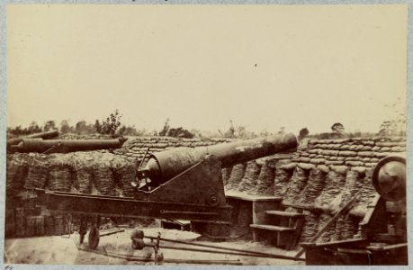 Siege of Yorktown. Federal Battery No. 1 near Farnhold's house, mounting one 200 pdr. and ten 100 pdr. rifled guns LCCN2012646900