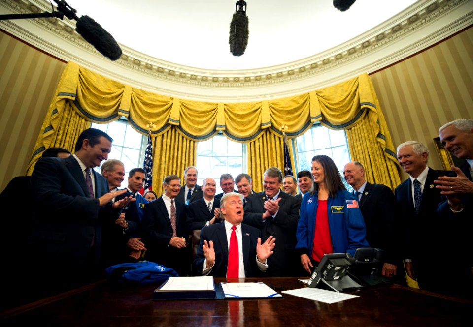 Signature of the NASA Authorization Act of 2017 17389085 1157990484309987 54545973912279445 o