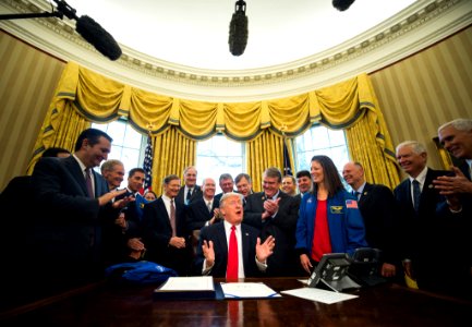 Signature of the NASA Authorization Act of 2017 17389085 1157990484309987 54545973912279445 o