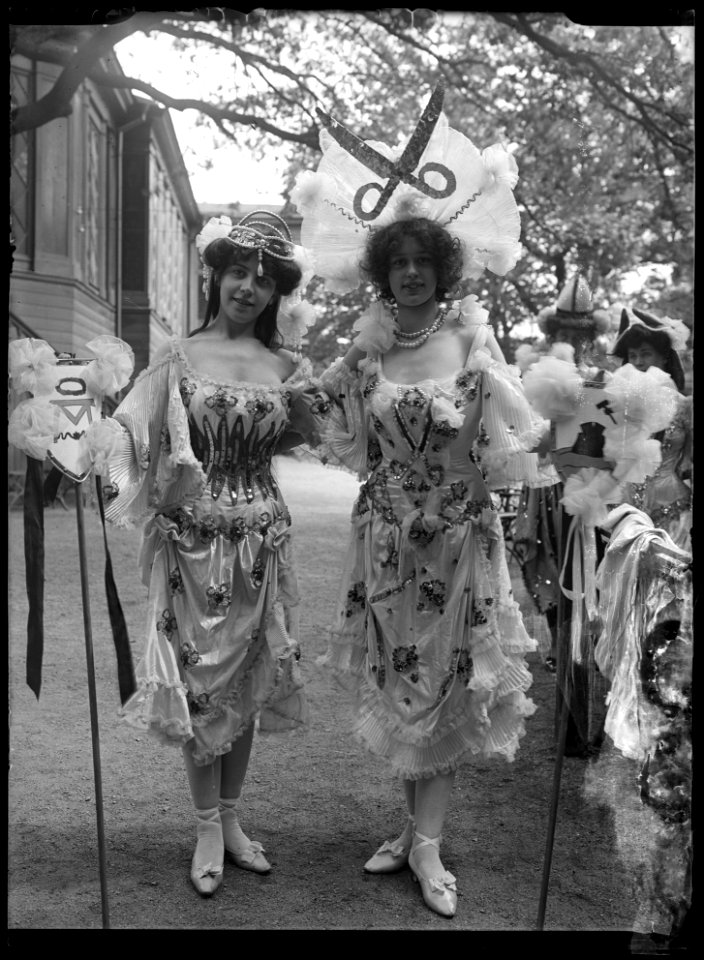 Signe Höglund and Gertrud Hellström in the revue Bluff at Kristallsalongen 1905 - SMV - K005