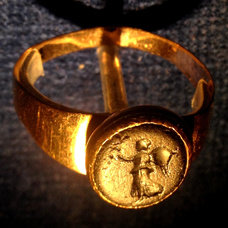 Signet ring depicting Victoria - IMJ