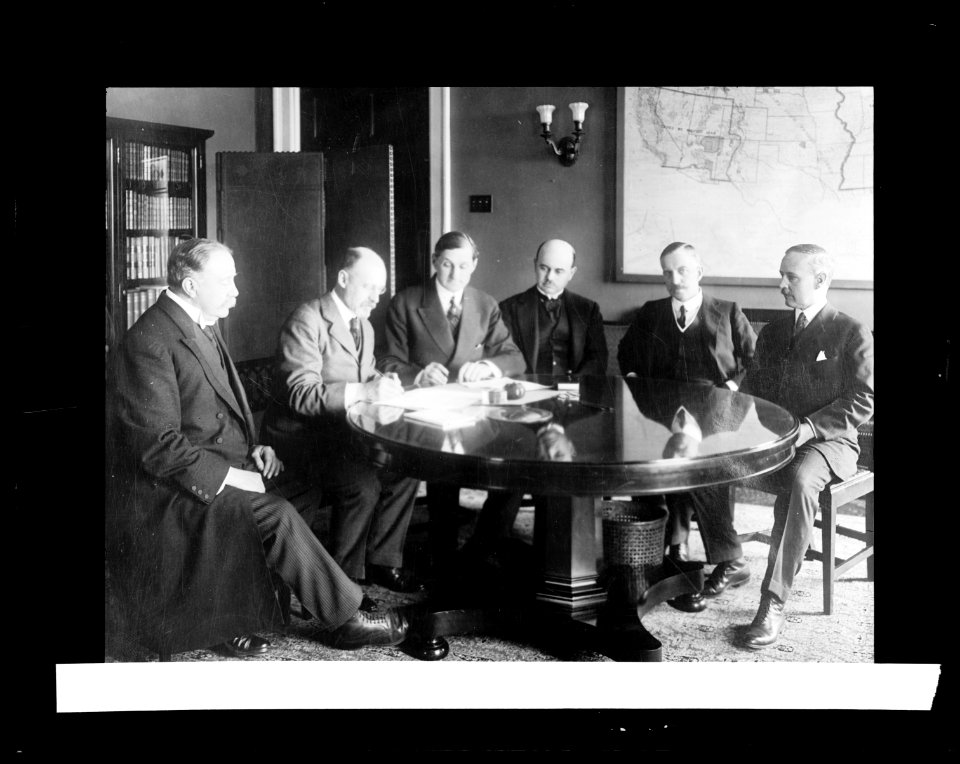Signing the British War Loan, 1917. L. To R.- Lord Canliffe; Sir Cecil Spring-Rice, British Ambassador; Sec. McAdoo; Sir Hardman Lever; Sir Richard Crawford; Asst. Sec. Crosby LCCN2016852593