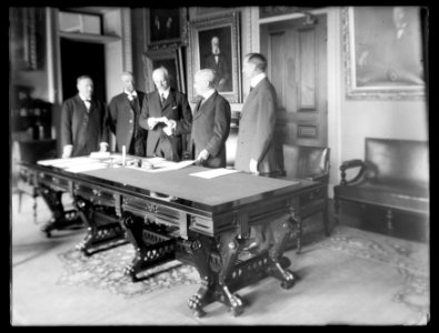 Signing check to Danish Gov't.for purchase of Danish West Indies, March 1917. Sect. Lan(.), Sect. McAdoo LCCN2016824552