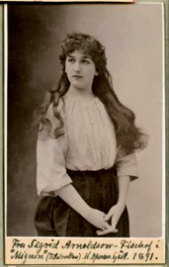 Sigrid Arnoldson, rollporträtt - SMV - H1 094