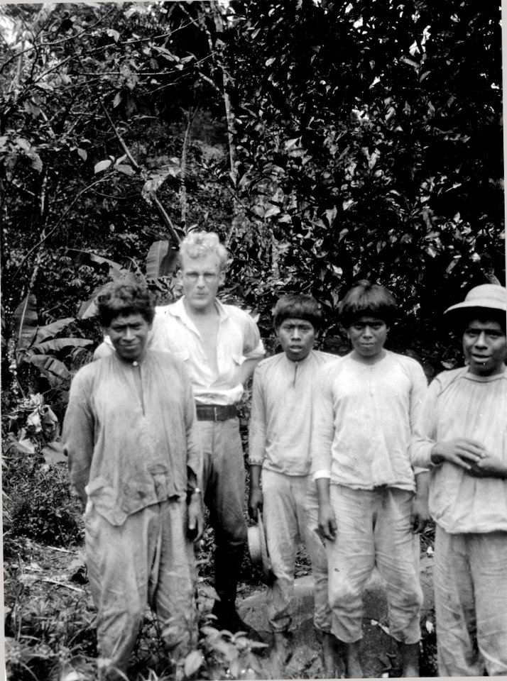 Sigvald Linné i sällskap med unga bogotáindianer. Veraguas. Panama - SMVK - 004276
