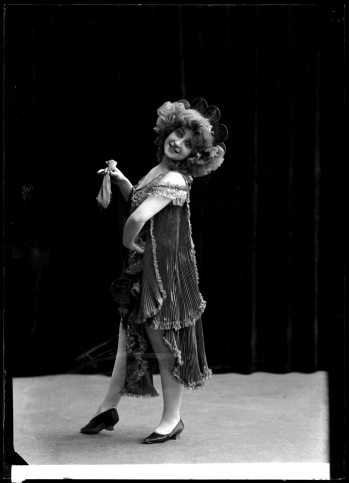 Sigrid Walleni, dancer, in unknown performance about 1906 - SMV - GV063