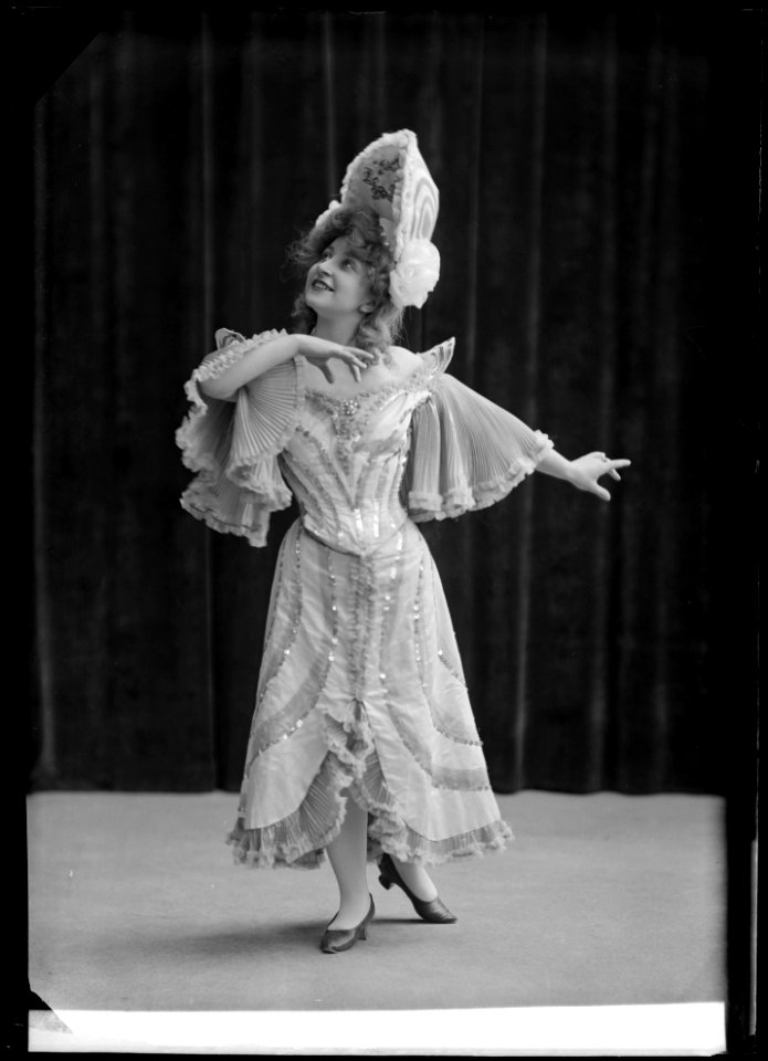 Sigrid Walleni, dancer - SMV - NV063