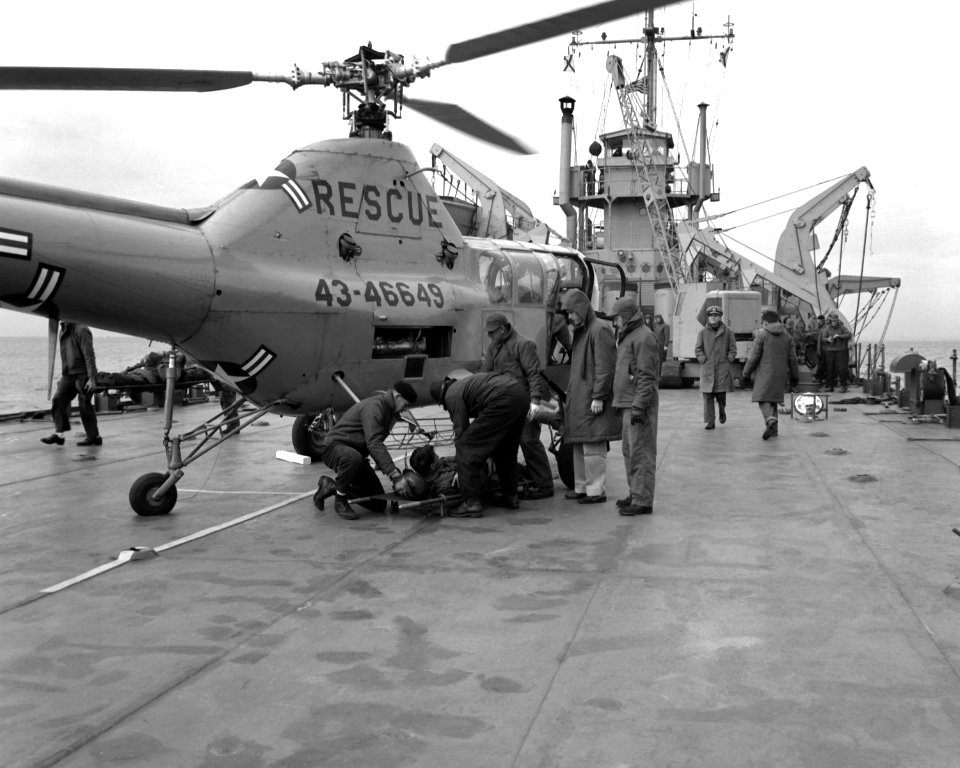 Sikorsky R-5 delivering wounded 1951