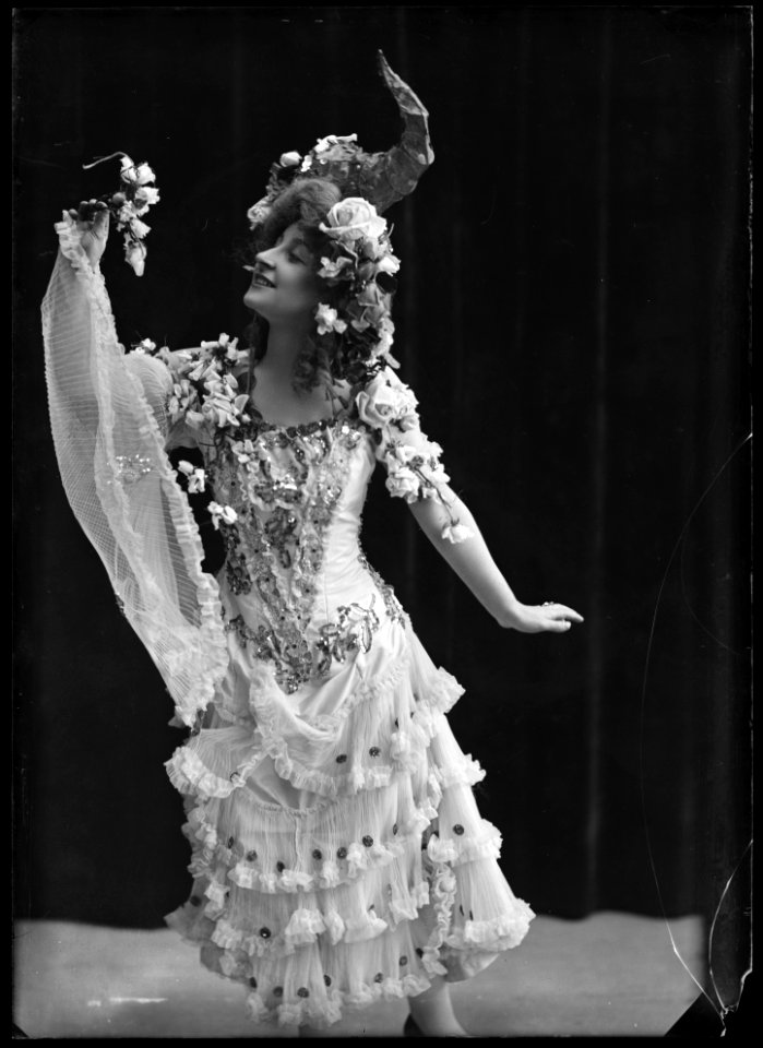 Sigrid Walleni, dancer, in unknown performance about 1906 - SMV - GV062
