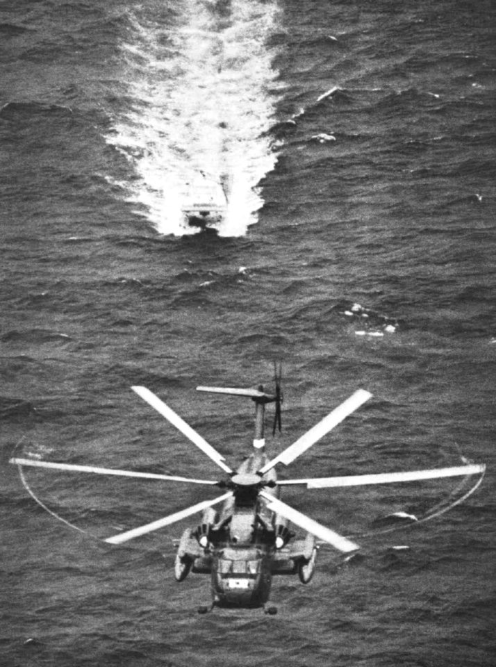 Sikorsky RH-53D towing minesweeping gear