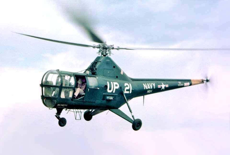 Sikorsky HO3S-1 of HU-1 takes off from USS New Jersey (BB-62) off Korea on 14 April 1953 (cropped)