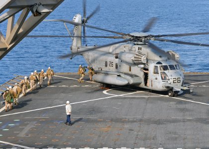 Sikorsky CH-53E (USMC) USS Ashland 091