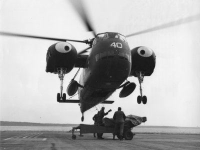 Sikorsky HR2S-1 prepares to lift howitzer in 1960