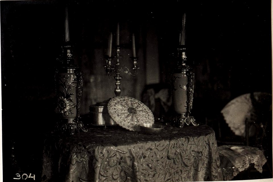 Silbergegenstände im Salon der Schwester Essad Pascha. (BildID 15573589)
