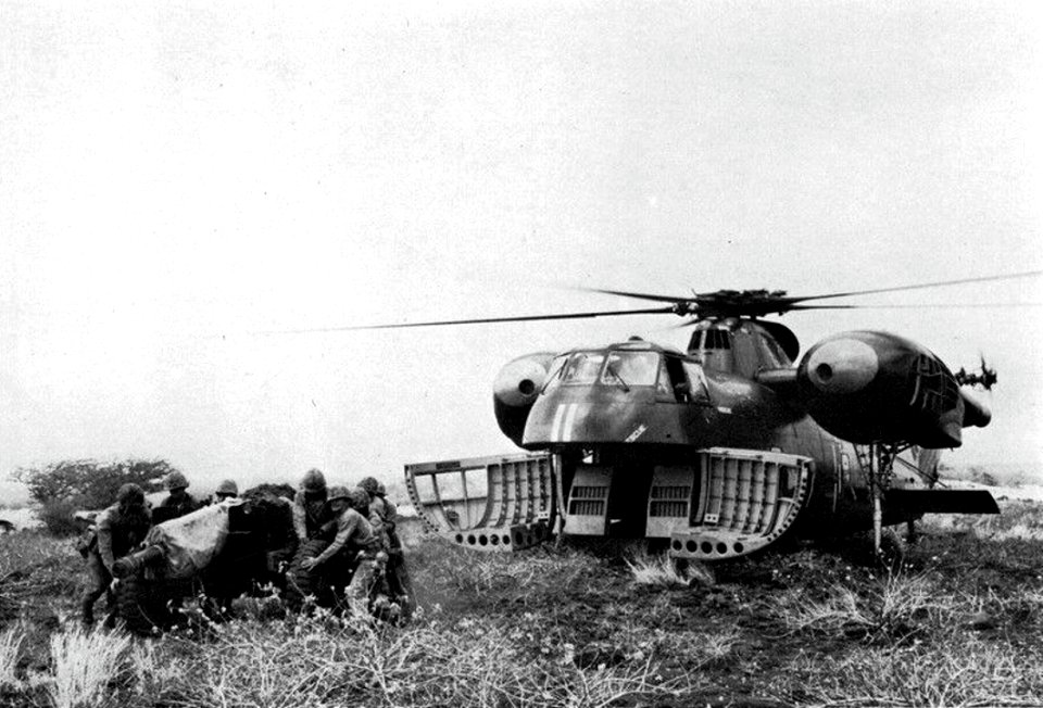 Sikorsky HR2S-1 offloads M101 howitzer, in 1960