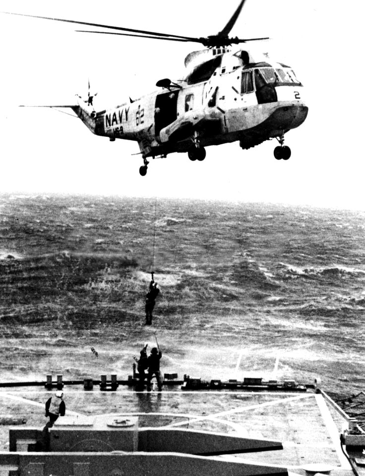 Sikorsky SH-3H Sea King of HS-9 transfers officers to USS Arkansas (CGN-41) in the Mediterranean Seaon 18 February 1983