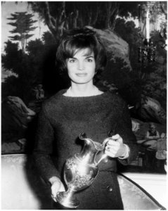 Silver Pitcher presented to White House. Mrs. Kennedy. White House, Diplomatic Reception Room. - NARA - 194176