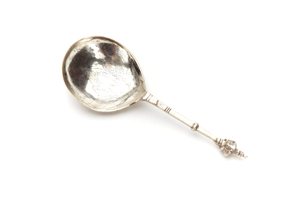 Silversked med platt skaft, gjuten knopp med degenererade kerubhuvuden - Skoklosters slott - 92247
