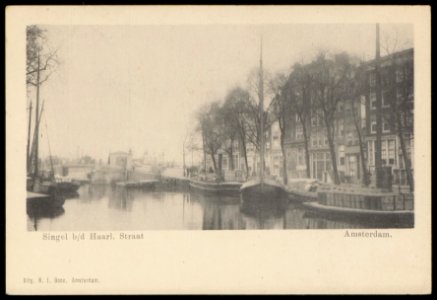 Singel 1-7 bij de Stroomarkt met links de Haarlemmersluis en de brug voor de Haarlemmerstraat. Uitgave N.J. Boon, Amsterdam, Afb PBKD00372000005
